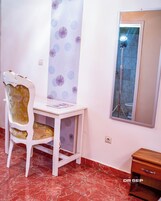 Caja de seguridad en la habitación y escritorio