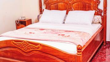 Estudi júnior, balcó, vistes a la ciutat | Caixa forta a l'habitació i escriptori