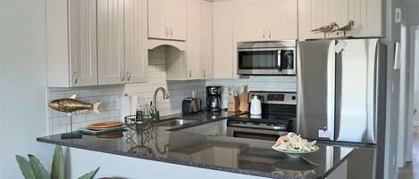 Réfrigérateur, micro-ondes, four, lave-vaisselle