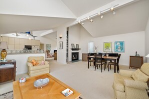 Fernseher, Kamin, Musikbibliothek, Stereoanlage