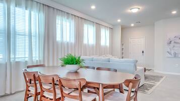 House | 5 bedrooms, Internet