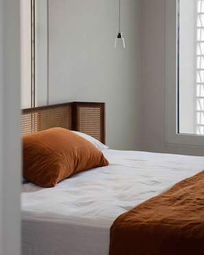 A bed with a wooden headboard, a white mattress, and a brown blanket. - Casa da F in Parchal (Lagoa)