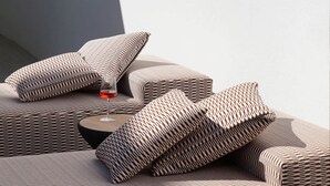 A modern room with patterned cushions, a glass of red drink, and a wall-mounted light fixture. - Casa da F in Parchal (Lagoa)