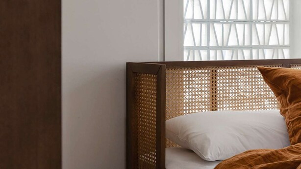 A bedroom with a bed, a bedside table, a hanging light, and a window with a geometric pattern. - Casa da F in Parchal (Lagoa)