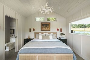 5 bedrooms, iron/ironing board, free WiFi, bed sheets