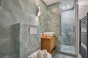 Apartment | Bathroom | Hair dryer, towels, shampoo - Sublime Air-conditioned Apartment Center of Paris (Paris)