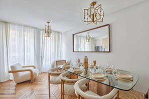 Apartment | Dining - Sublime Air-conditioned Apartment Center of Paris (Paris)