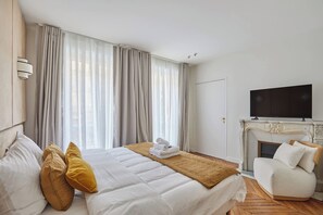 Apartment | Laptop workspace, iron/ironing board, bed sheets - Sublime Air-conditioned Apartment Center of Paris (Paris)
