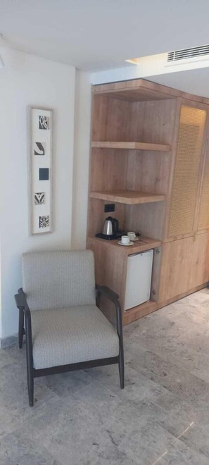 Deluxe-Doppelzimmer, Poolblick | Wohnbereich | Fernseher