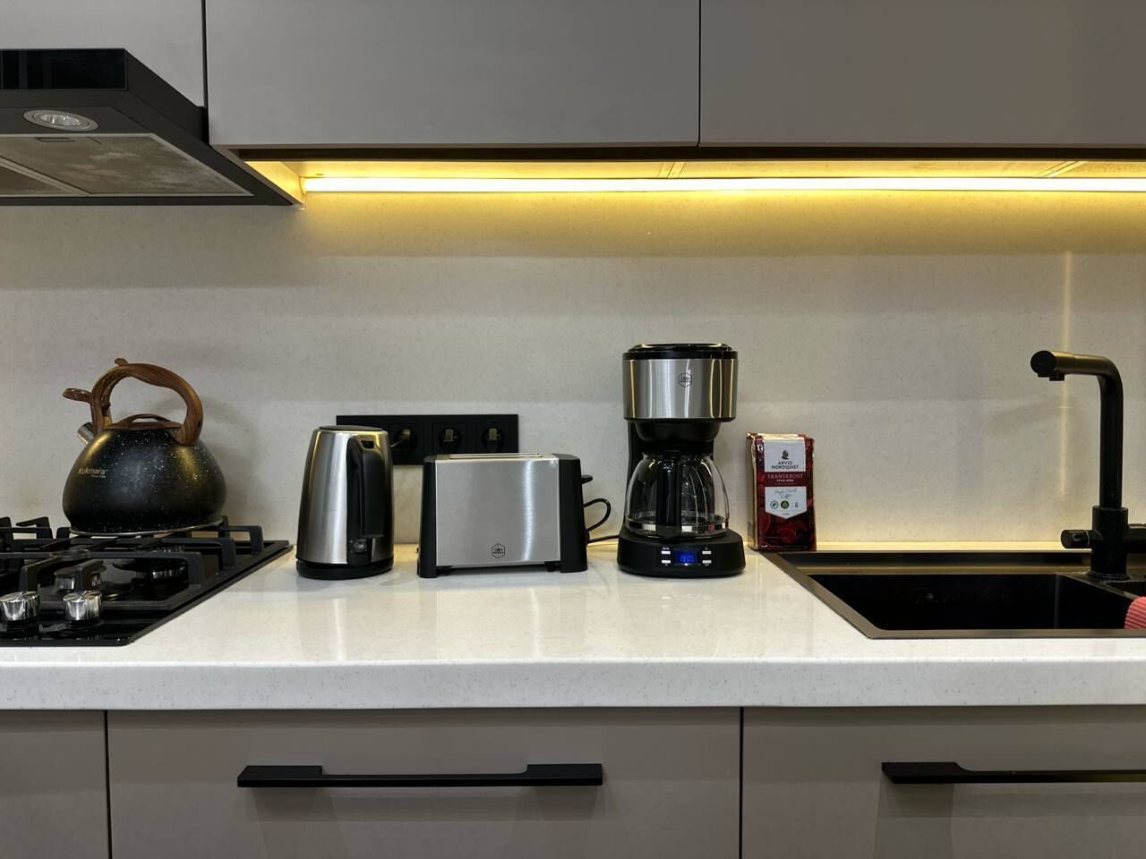 Mikrobølgeovn, ovn, kokeplater og oppvaskmaskin