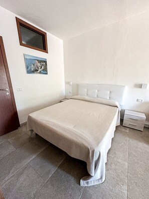 1 slaapkamer, een kluis op de kamer, een bureau, gratis wifi