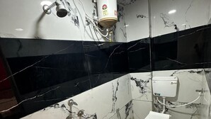Een badkamer met een wastafel, toilet, bidet en douche.