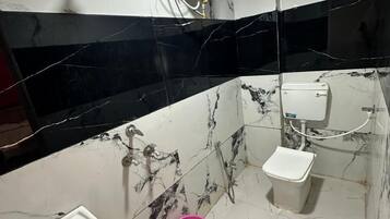 Habitació Deluxe | Bany | Articles de tocador gratuïts, tovalloles, sabó i paper higiènic