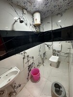 Deluxe Δωμάτιο | Μπάνιο | Δωρεάν προϊόντα προσωπικής περιποίησης, πετσέτες, Σαπούνι, Χαρτί υγείας