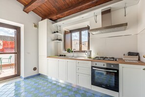 Frigorifero, forno, bollitore elettrico, pentole/stoviglie/utensili