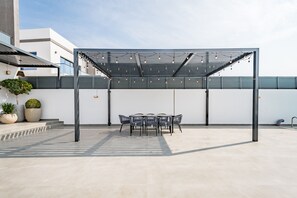 Outdoor dining - Large 4BR with Assistant Room in Al Dana Island, Fujairah (Fujairah)