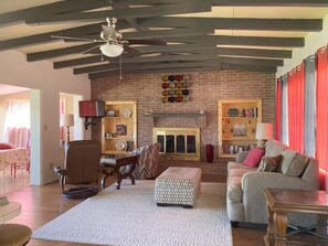 Tv, pejs, dvd-afspiller, bøger