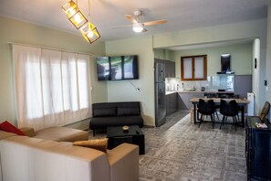 Vila, 2 quartos, sacada | Sala de estar