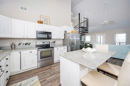 House, 3 Bedrooms | Private kitchen | Fridge, oven, coffee/tea maker