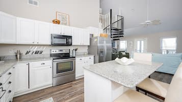 House, 3 Bedrooms | Private kitchen | Fridge, oven, coffee/tea maker
