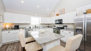 Casa, 3 habitaciones | Cocina privada | Cafetera o tetera, frigorífico y horno