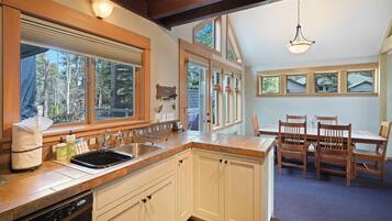 House, 3 Bedrooms | Private kitchen | Fridge, oven, coffee/tea maker, toaster