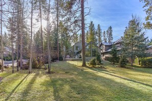 Property grounds - 28 Big Leaf 3 Bedroom Home (Bend)