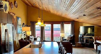Downtown Retreat Mtn Views, Great Location