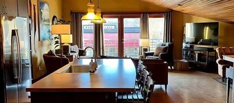 Downtown Retreat Penthouse in Sequim, Mtn Views