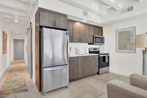 Kjøleskap, mikrobølgeovn, ovn og kokeplater