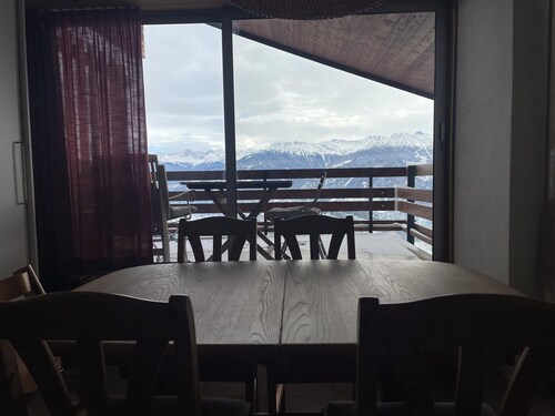South-facing mountain studio with fireplace, fully-equipped kitchen and breathtaking views.