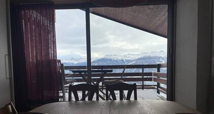 South-facing mountain studio with fireplace, fully-equipped kitchen and breathtaking views.