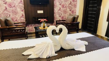 King Room, Hill View | Hypo-allergenic bedding, iron/ironing board, rollaway beds, free WiFi