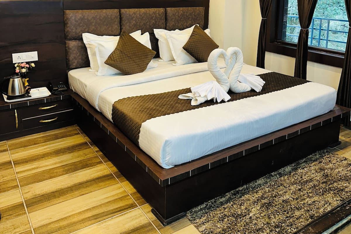 Deluxe Room, Hill View | Hypo-allergenic bedding, iron/ironing board, rollaway beds, free WiFi