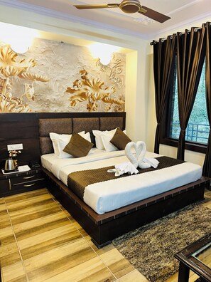 Chambre Deluxe, vue colline | Literie hypoallergénique, fer et planche à repasser