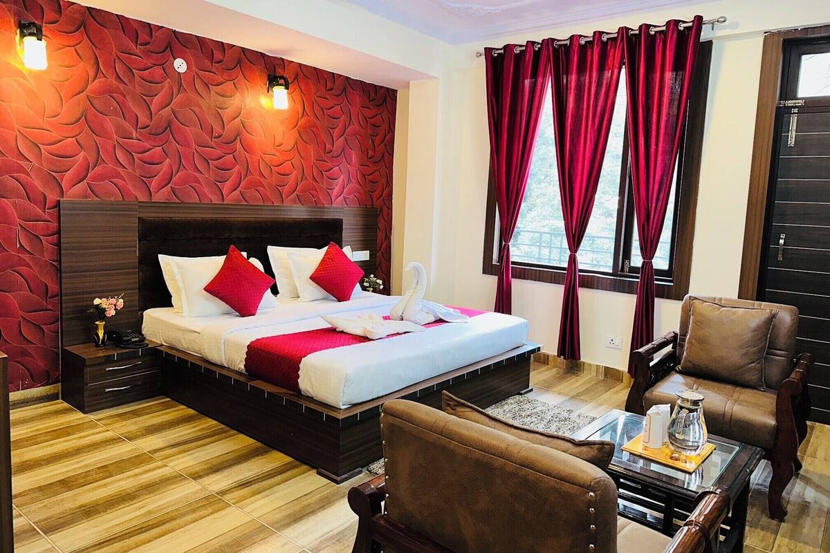 King Room, Hill View | Hypo-allergenic bedding, iron/ironing board, rollaway beds, free WiFi