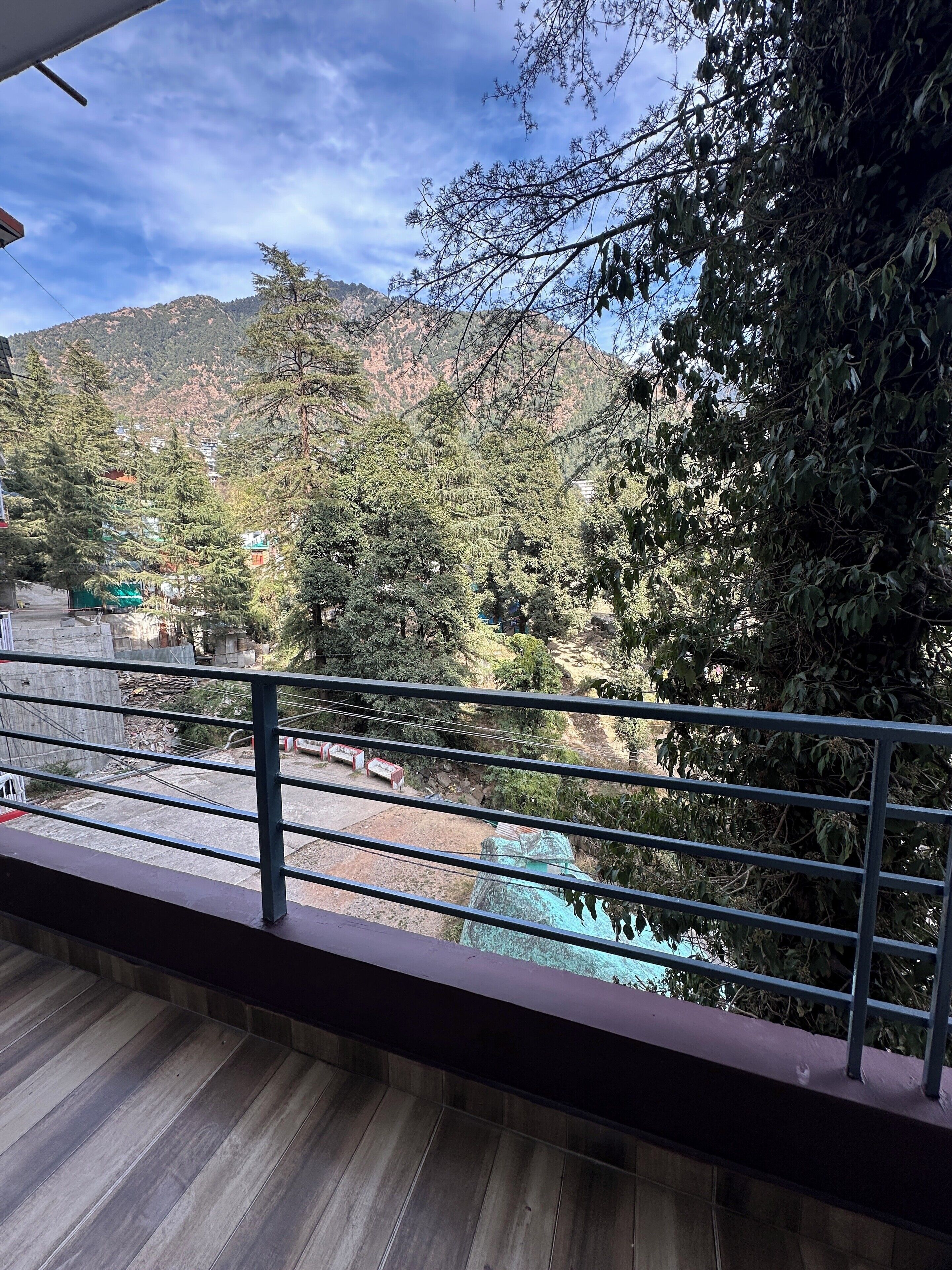 Queen Room, Hill View | Hypo-allergenic bedding, iron/ironing board, rollaway beds, free WiFi