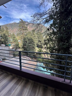 Queen Room, Hill View | Hypo-allergenic bedding, iron/ironing board, rollaway beds, free WiFi - Him Holiday Ventures BY Hotel RC (Dharamshala)