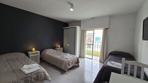Chambre Triple, balcon, vue ville | Wi-Fi gratuit, draps fournis
