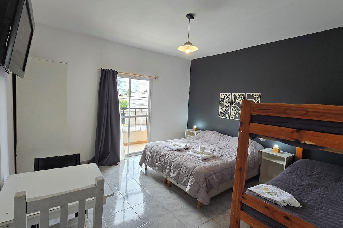 Habitación cuádruple, varias camas, balcón, vista a la ciudad | Wifi gratis y ropa de cama