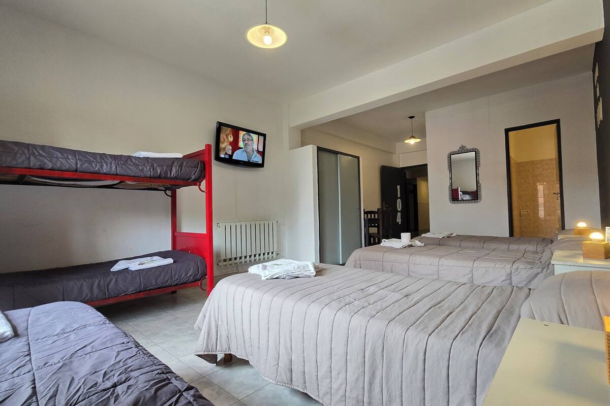 Estudio familiar, balcón, vista a la ciudad | Wifi gratis y ropa de cama