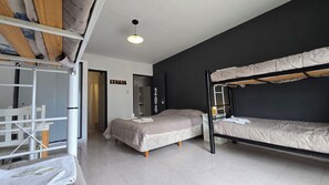 Chambre Familiale, balcon, vue ville | Wi-Fi gratuit, draps fournis