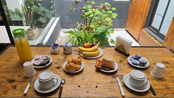Petit déjeuner en libre-service compris tous les jours