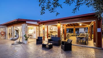 Apartment | Tempat makan luar