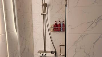 Secadora de cabello, toallas, jabón, papel de baño