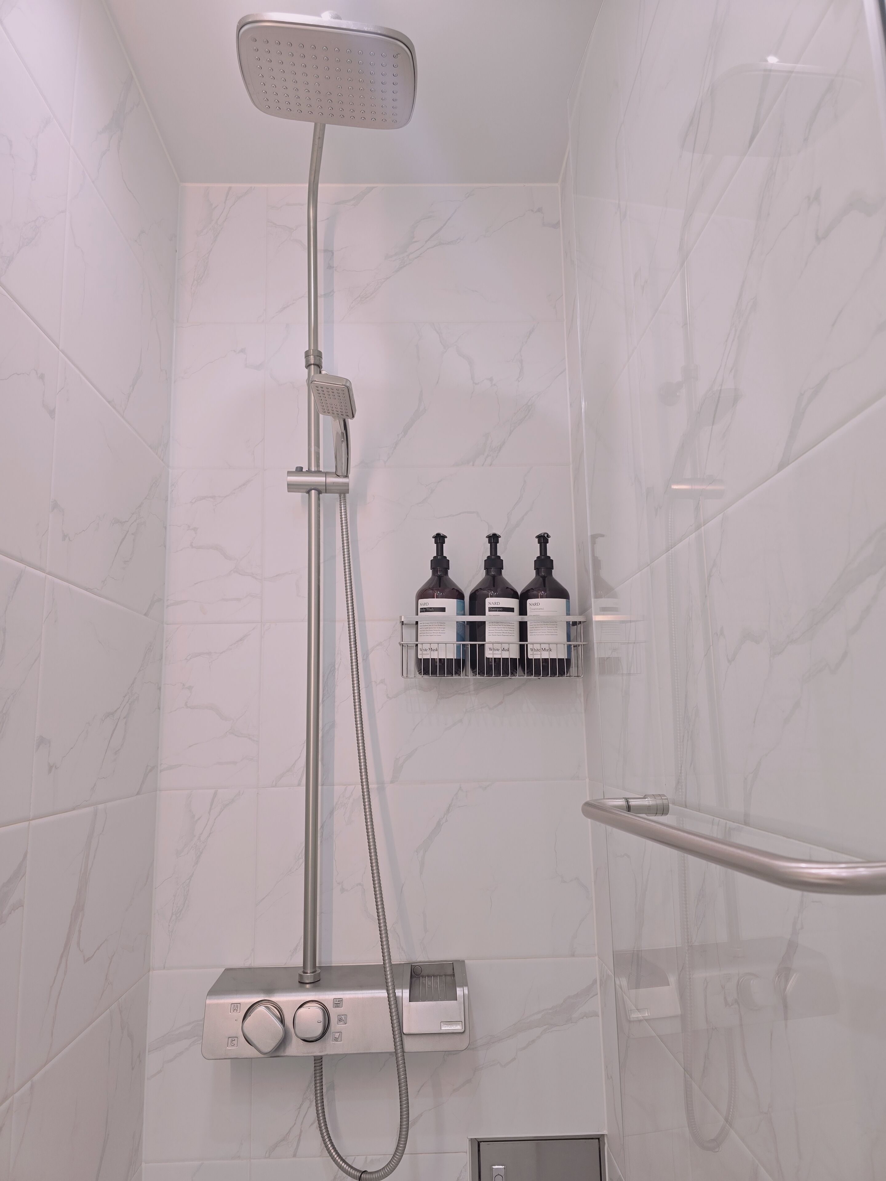 Hårtork, handdukar, tvål och toalettpapper