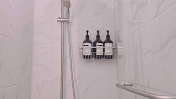 Hårtork, handdukar, tvål och toalettpapper