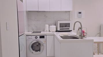 Kühlschrank, Mikrowelle, Ofen, Geschirrspüler