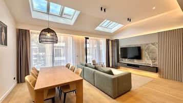 Premium Apartment | Ruang tamu | 55 inci televisyen LCD dengan digital, lantai dipanaskan