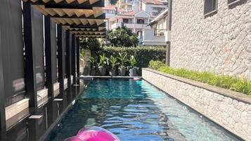 Kolam renang outdoor musiman